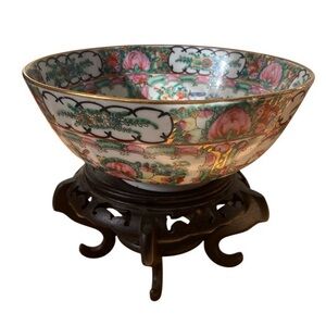 Late 20th century Rose Medallion large bowl, 9” across, Made in Japan/Hong Kong